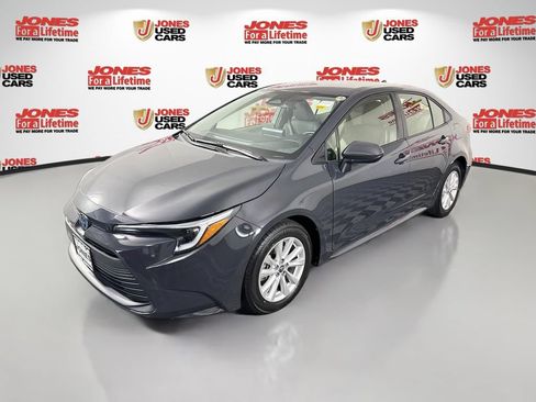 Used 2025 Toyota Corolla LE w/ LE Premium Package FWD image 12