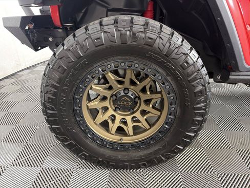 Used 2018 Jeep Wrangler Unlimited Sahara AWD/4WD image 9