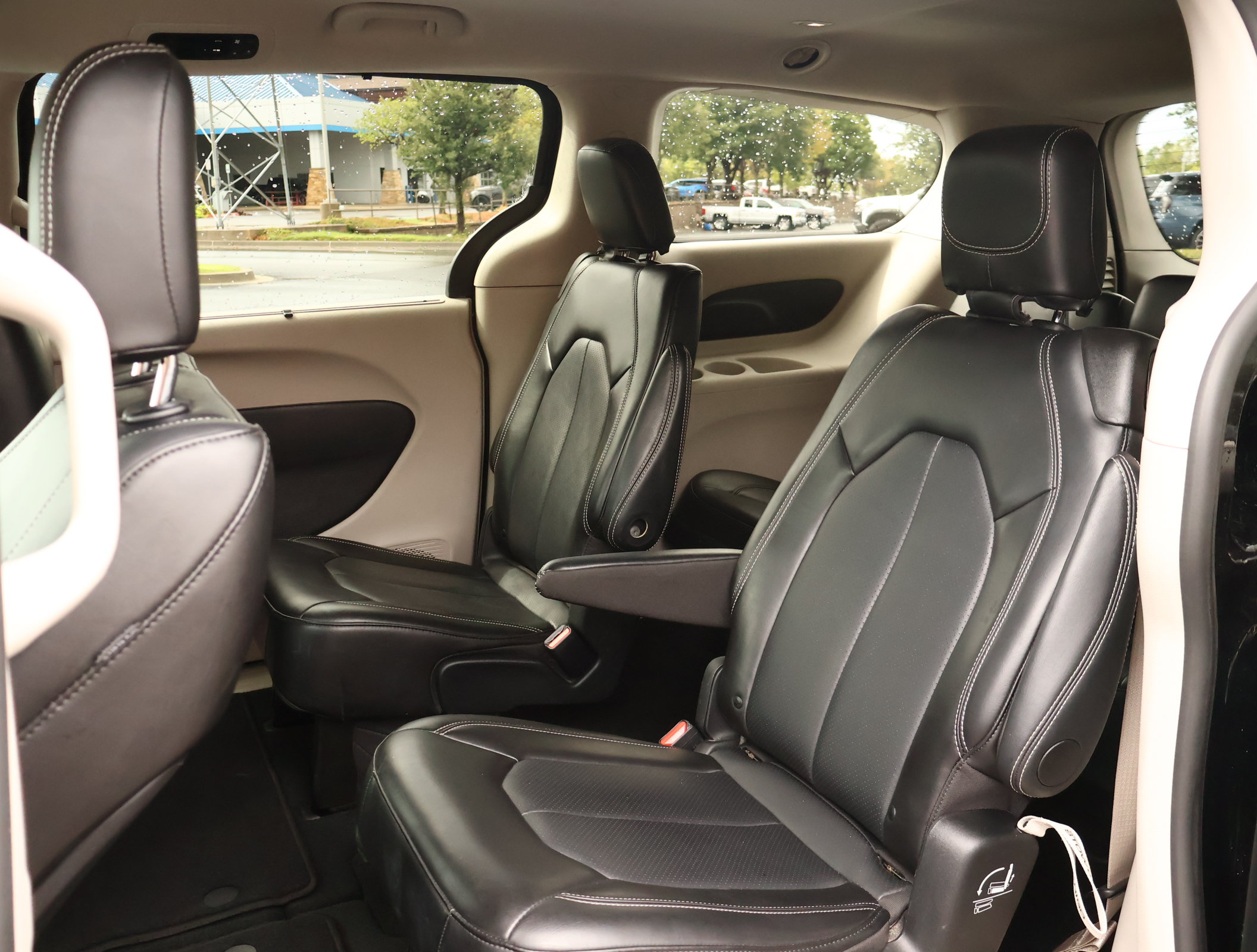 Used 2024 Chrysler Pacifica Touring-L FWD image 23
