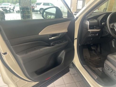 Used 2024 Toyota Grand Highlander AWD image 4