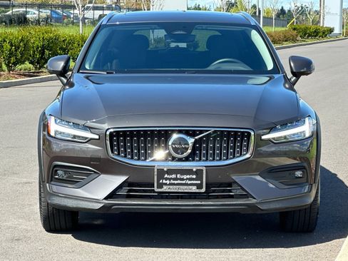 Used 2025 Volvo V60 B5 Cross Country Plus AWD/4WD image 8