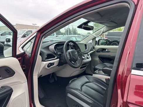 Used 2023 Chrysler Pacifica Touring-L FWD image 8