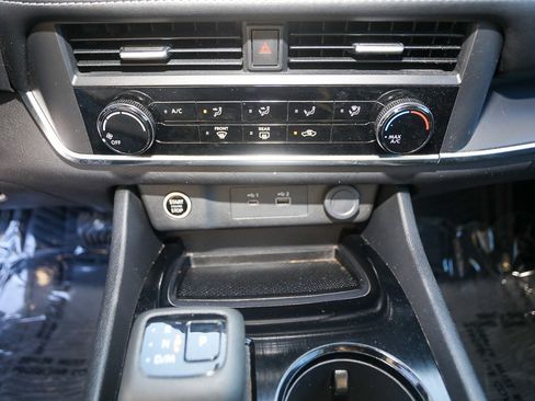 Used 2023 Nissan Rogue S image 27