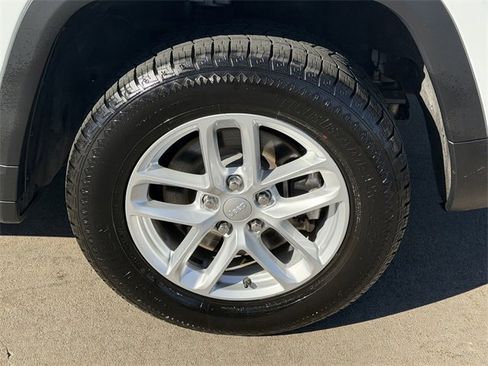 Used 2023 Jeep Grand Cherokee L Laredo image 8