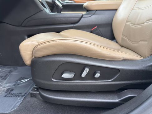 Used 2017 Cadillac XT5 Platinum image 25