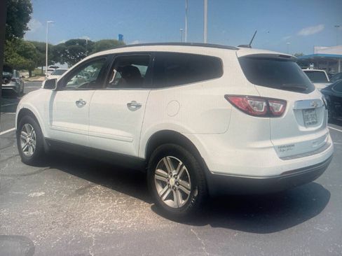 Used 2017 Chevrolet Traverse LT FWD image 2