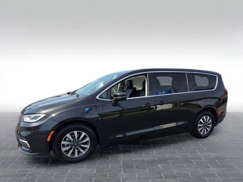 Used 2023 Chrysler Pacifica Touring-L FWD image 3