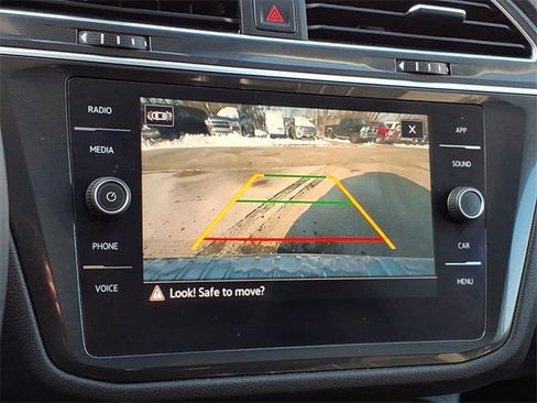 Used 2022 Volkswagen Tiguan SE image 18