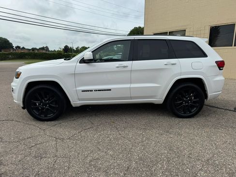 Used 2017 Jeep Grand Cherokee Altitude AWD/4WD image 5