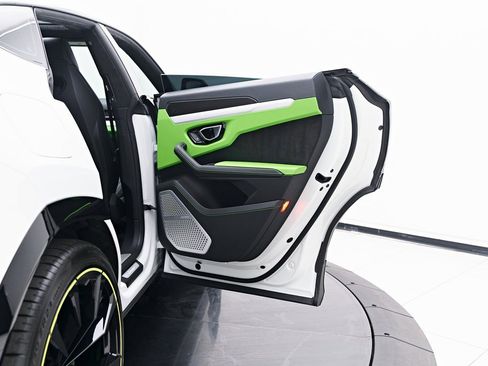 Used 2022 Lamborghini Urus image 33