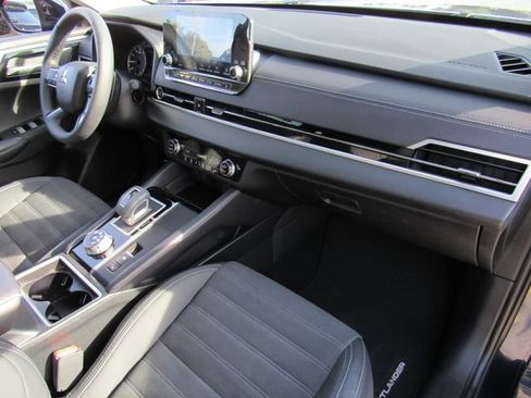 Used 2023 Mitsubishi Outlander SE FWD image 11
