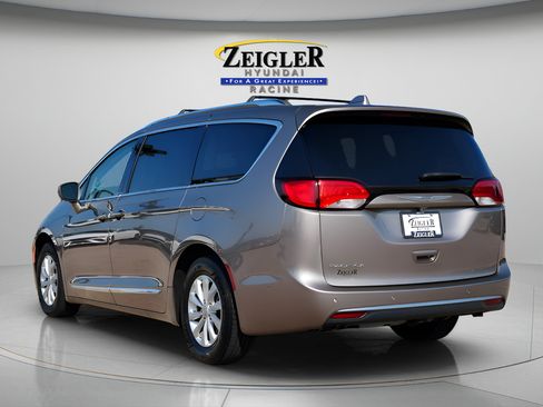 Used 2018 Chrysler Pacifica Touring-L w/ Advanced Safetytec Group FWD image 5