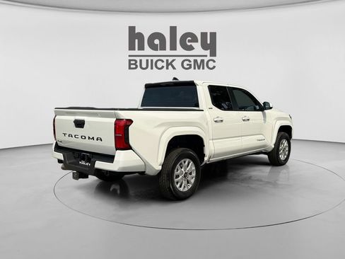 Used 2025 Toyota Tacoma SR5 AWD/4WD image 5