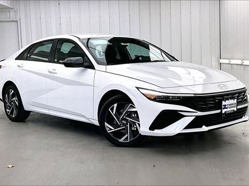 Used 2025 Hyundai Elantra SEL image 1