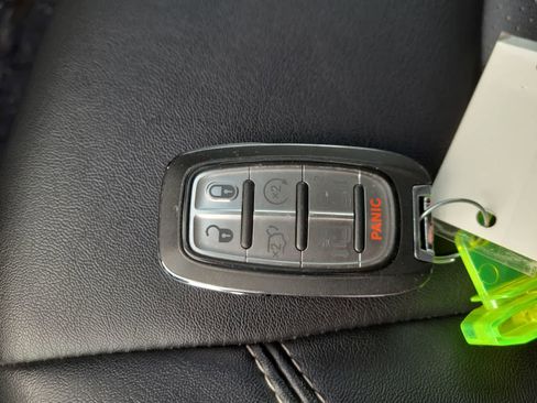 Used 2024 Chrysler Pacifica Touring-L image 28