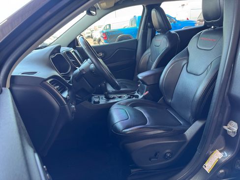Used 2019 Jeep Cherokee Trailhawk AWD/4WD image 10