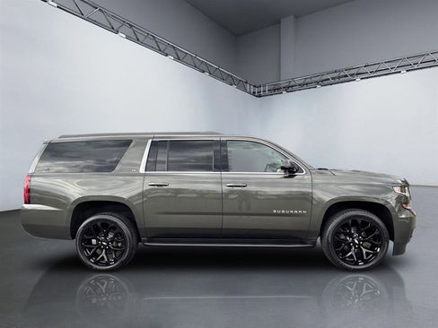 Used 2019 Chevrolet Suburban LT w/ Luxury Package image 3