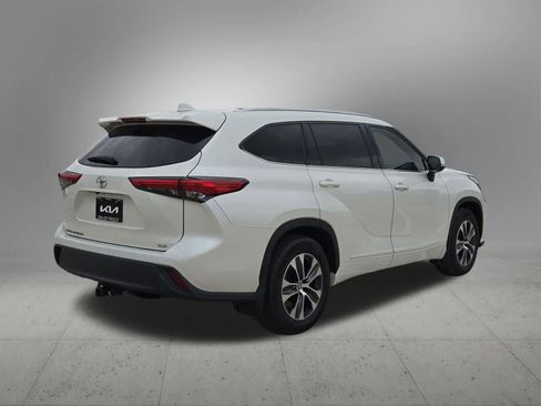 Used 2021 Toyota Highlander XLE FWD image 6