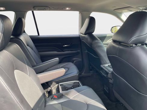 Used 2025 Toyota Grand Highlander AWD image 12