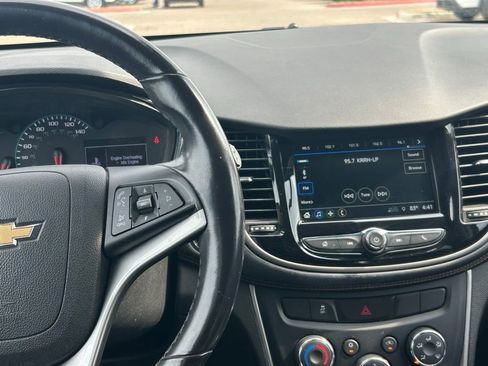 Used 2019 Chevrolet Trax LT w/ LT Convenience Package FWD image 13