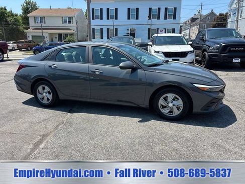 Used 2024 Hyundai Elantra SE FWD image 6