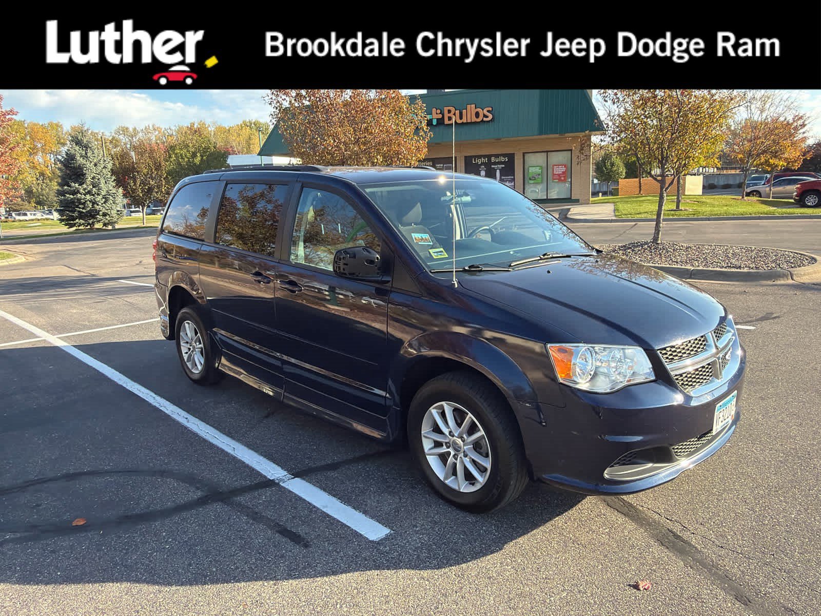 Used 2016 Dodge Grand Caravan SXT FWD image 1