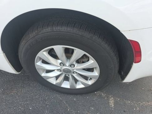 Used 2017 Chrysler Pacifica Touring-L FWD image 5