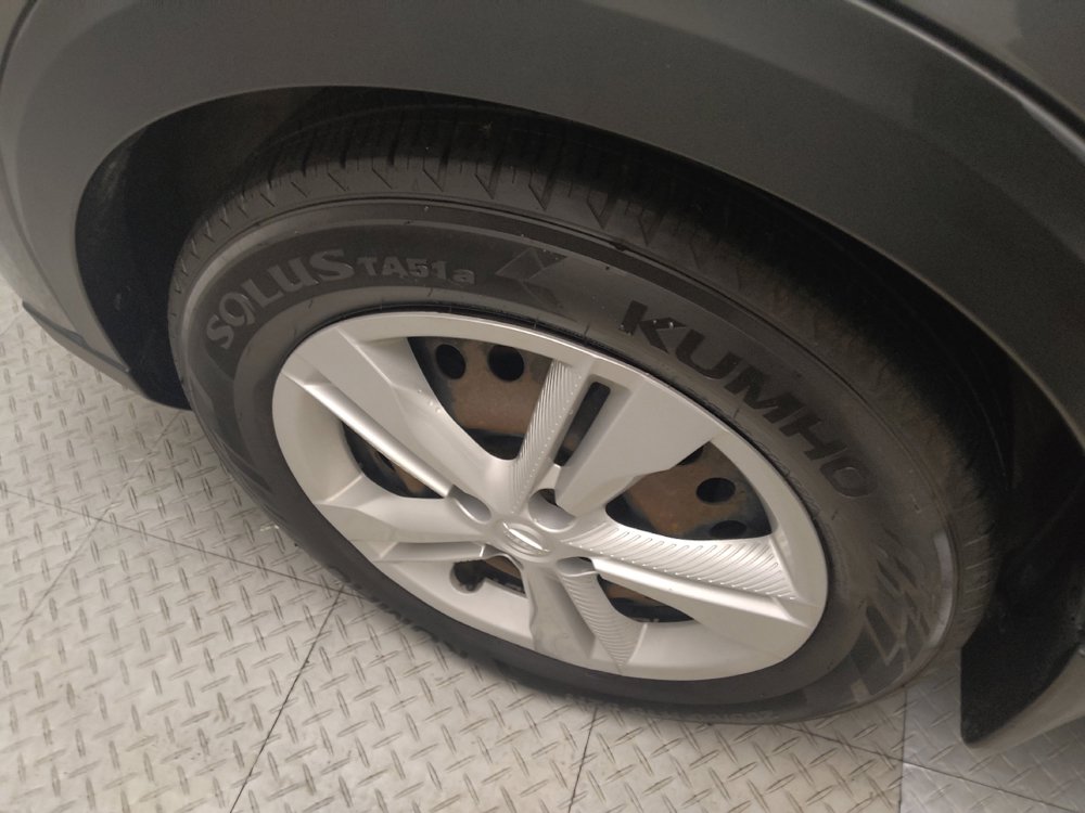 Used 2019 Nissan Kicks S FWD image 31