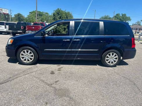 Used 2014 Chrysler Town & Country Touring w/ Driver Convenience Group FWD image 8