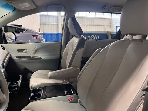 Used 2014 Toyota Sienna LE image 21