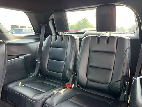 Used 2018 Ford Explorer XLT w/ Equipment Group 202A AWD/4WD image 5