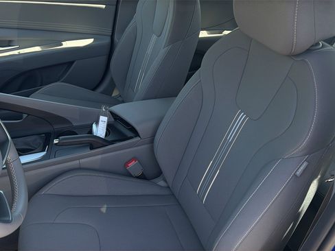 Certified 2025 Hyundai Elantra Sport FWD image 18