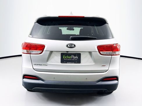 Used 2016 Kia Sorento LX w/ LX Convenience Package image 7