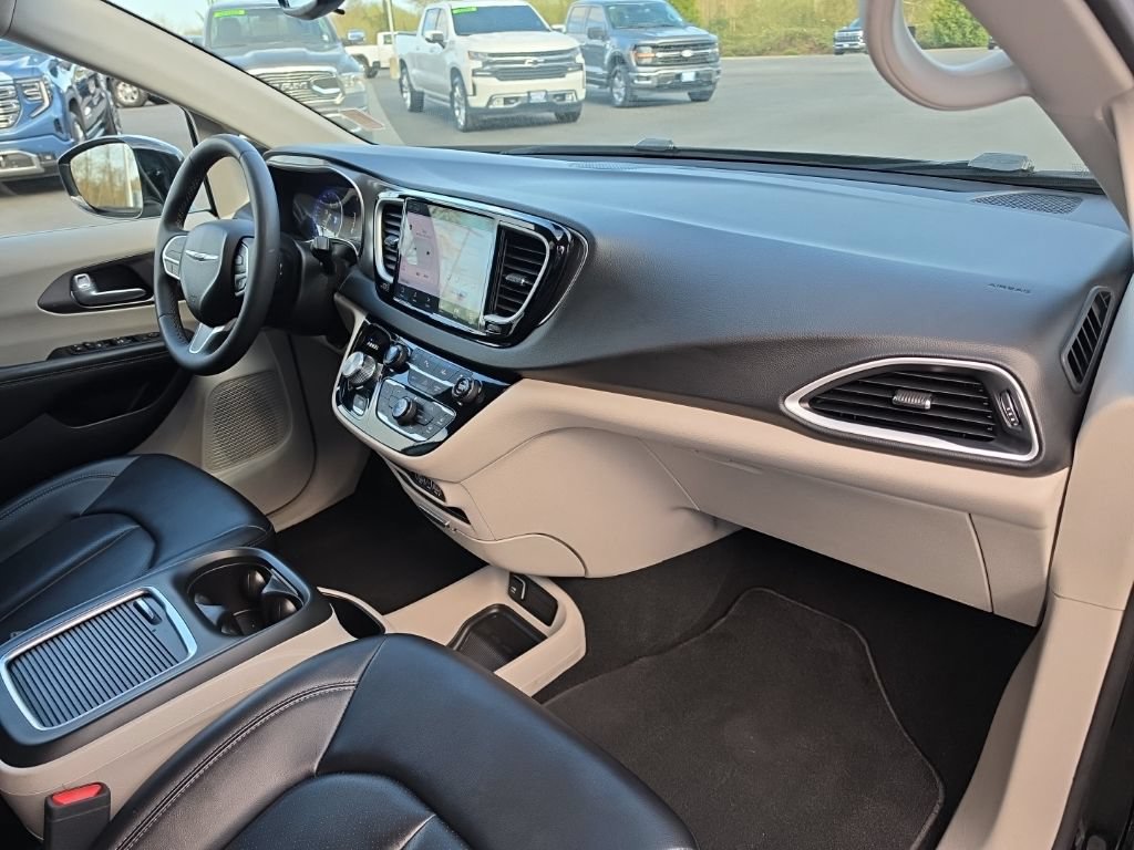 Used 2024 Chrysler Pacifica Touring-L FWD image 33