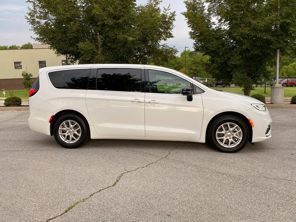 Used 2025 Chrysler Pacifica Select FWD image 9
