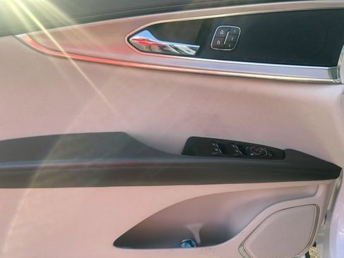 Used 2019 Lincoln Nautilus Select image 9