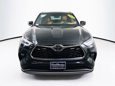 Used 2025 Toyota Highlander Platinum image 2