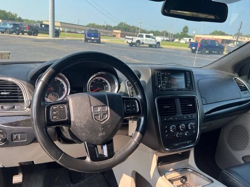 Used 2019 Dodge Grand Caravan SXT FWD image 9