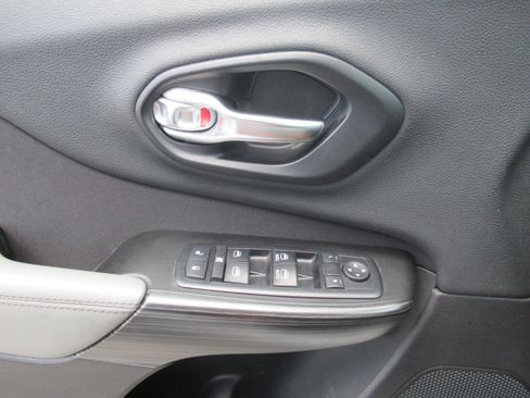 Used 2014 Jeep Cherokee Latitude w/ Comfort/Convenience Group FWD image 19