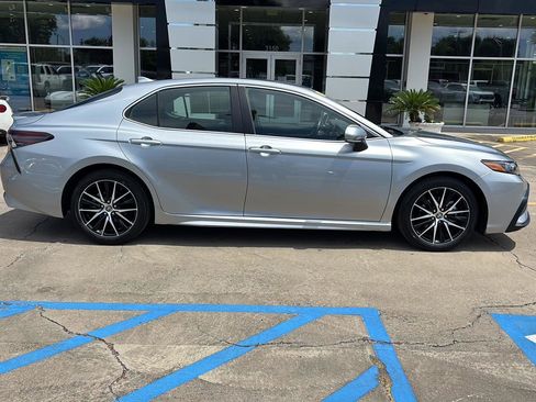 Used 2023 Toyota Camry SE image 8