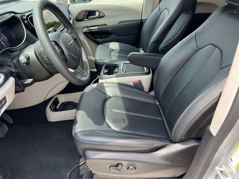 Used 2024 Chrysler Pacifica Touring-L image 15
