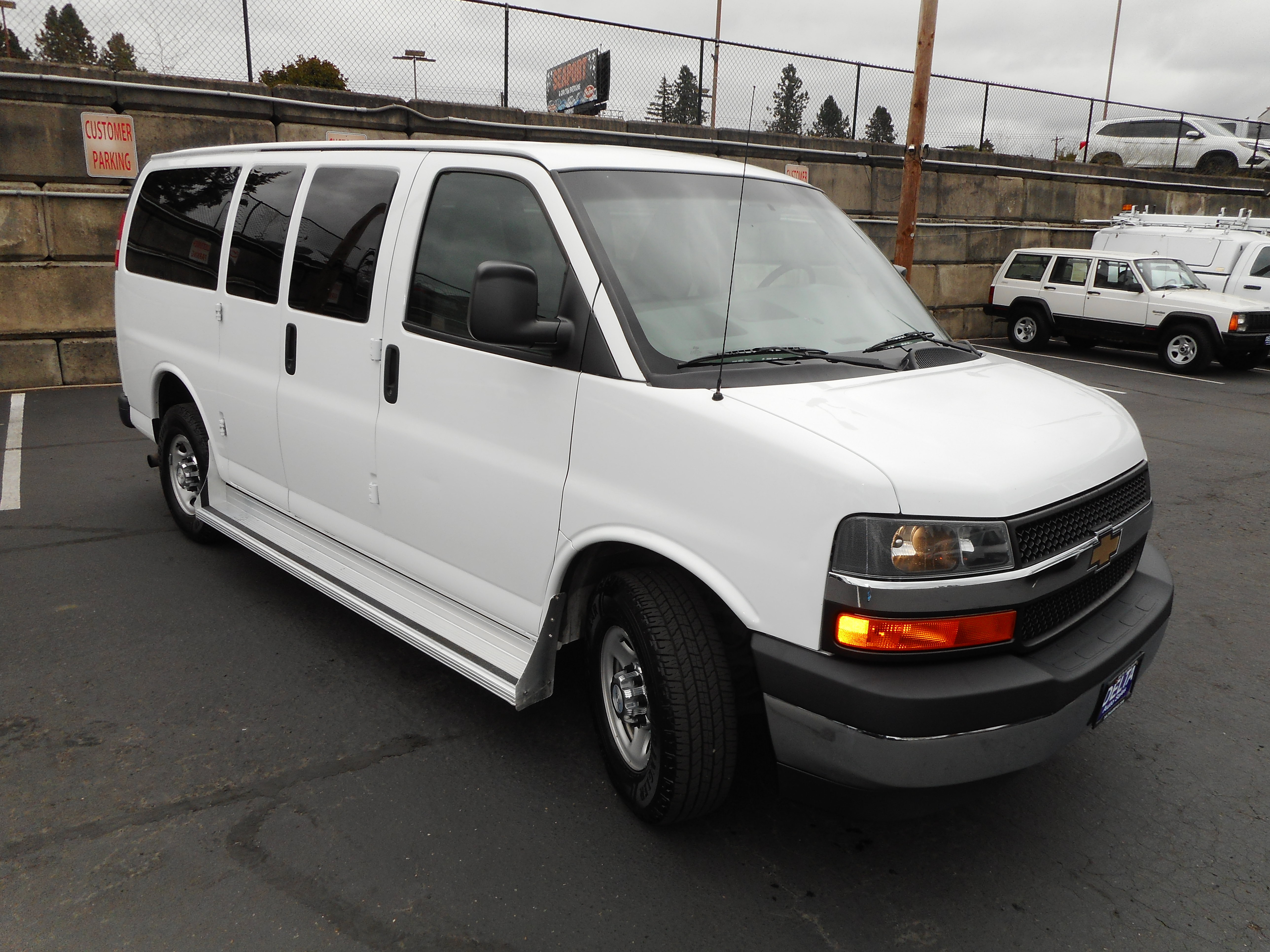 Used 2017 Chevrolet Express 3500 LT w/ LT Preferred Equipment Group RWD image 5