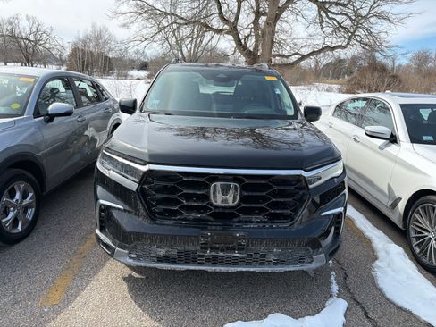 Used 2023 Honda Pilot Touring image 6