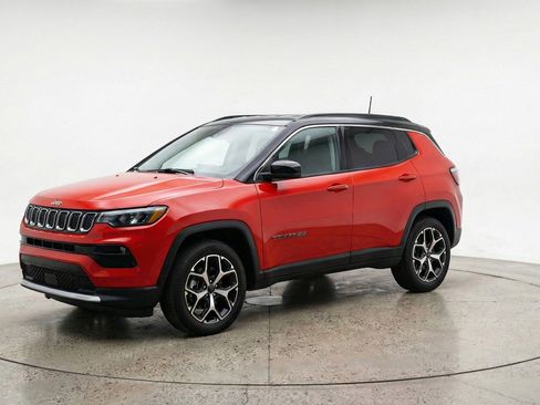 Used 2025 Jeep Compass Limited AWD/4WD image 3