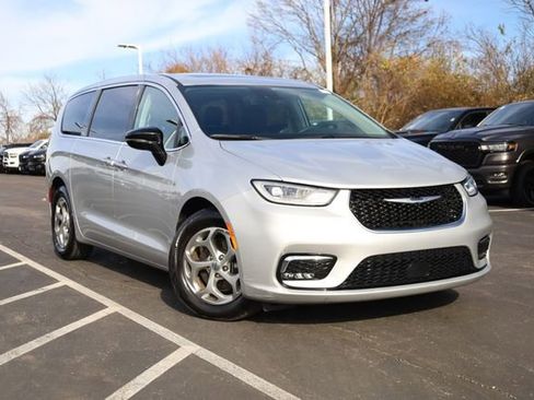 Used 2024 Chrysler Pacifica Limited image 2