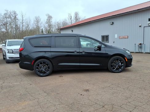 Used 2022 Chrysler Pacifica Limited w/ S Appearance Package FWD image 7