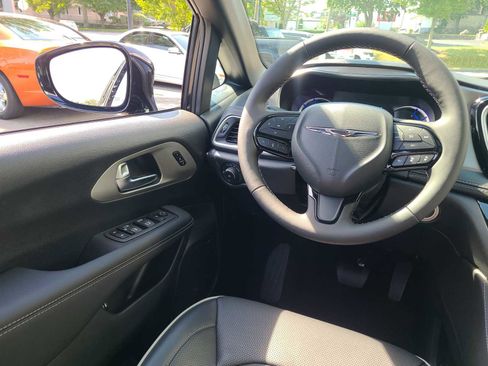 New 2023 Chrysler Pacifica Limited w/ Uconnect Theater Family Group image 41