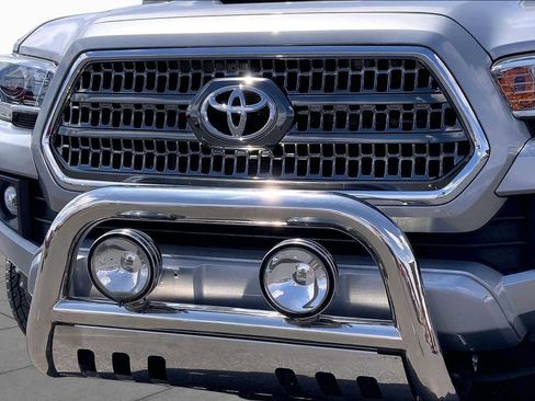 Used 2017 Toyota Tacoma TRD Sport w/ Tow Package (A/T) AWD/4WD image 30