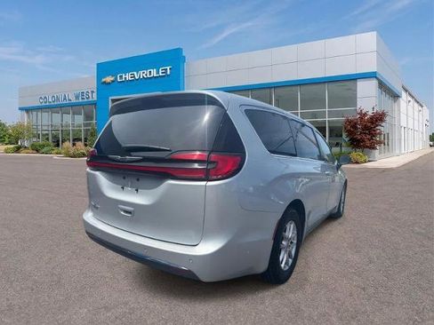 Used 2024 Chrysler Pacifica Touring-L FWD image 11