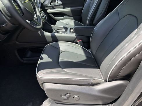 New 2026 Chrysler Pacifica Limited FWD image 20